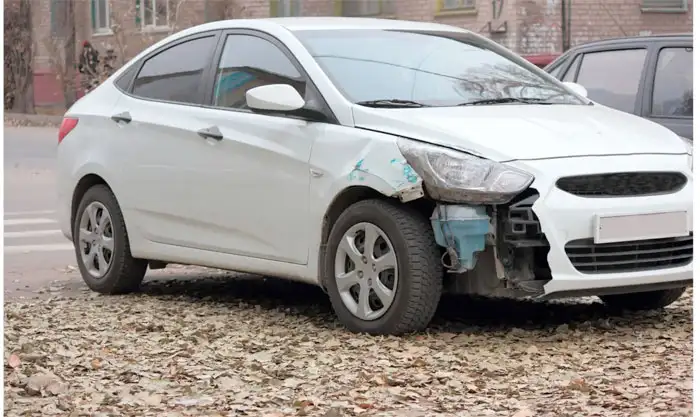Weiße Limousine mit Motorschaden in Tengen